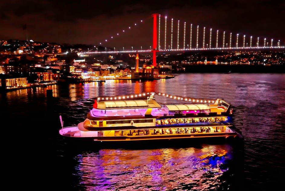 Istanbul: Bosphorus Dinner Cruise & Show with Private Table